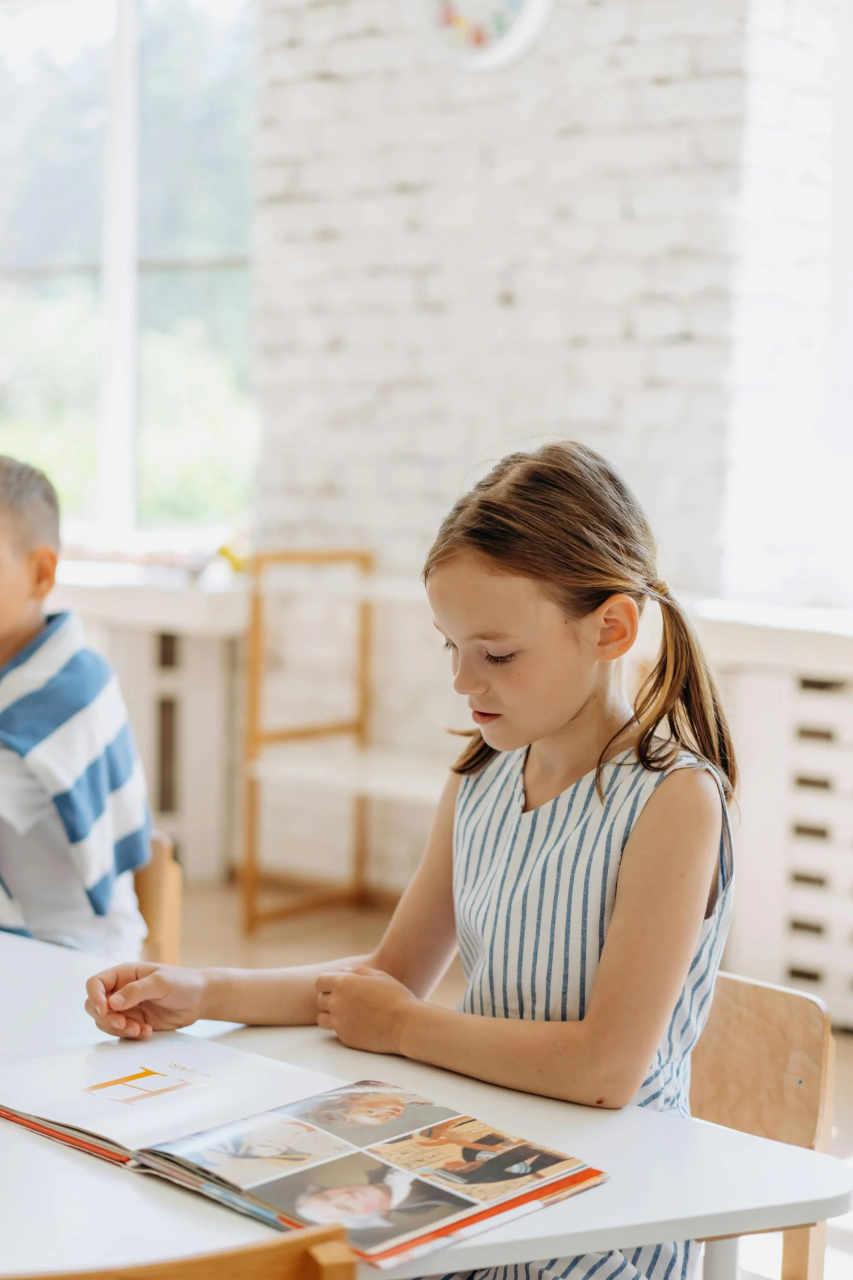 Une fillette apprend.