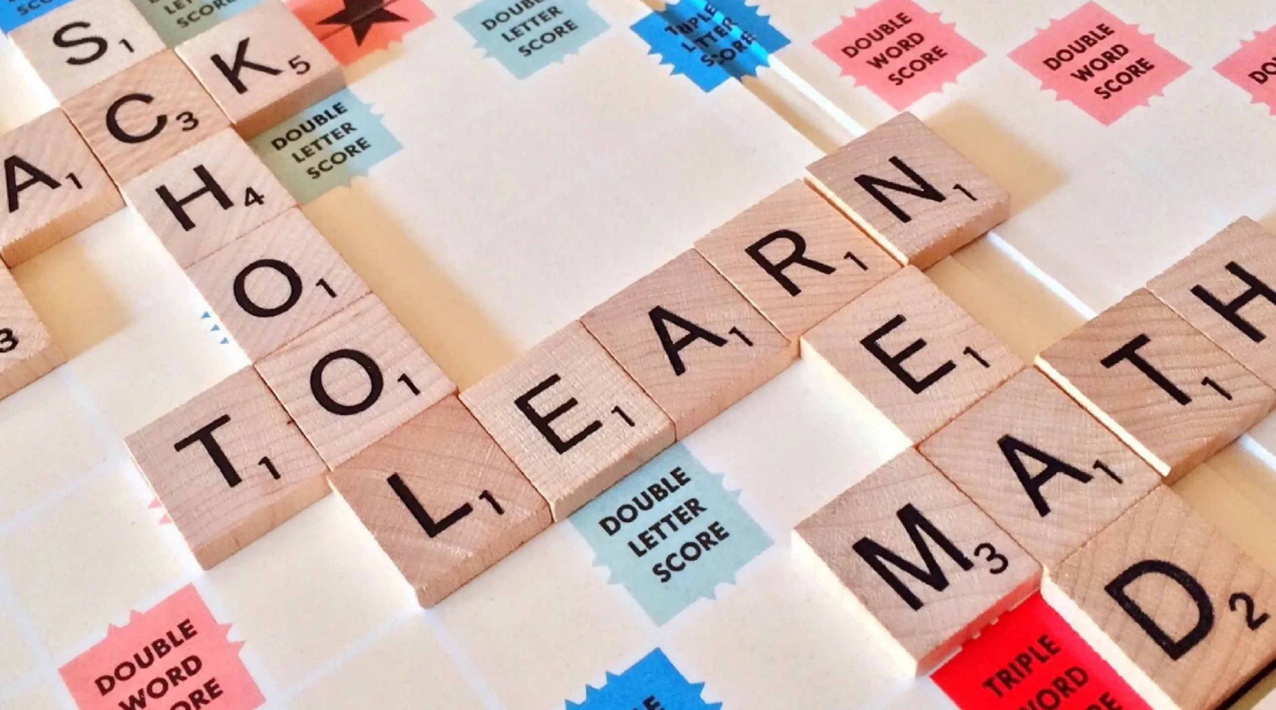 Un scrabble avec le mot Learn.
